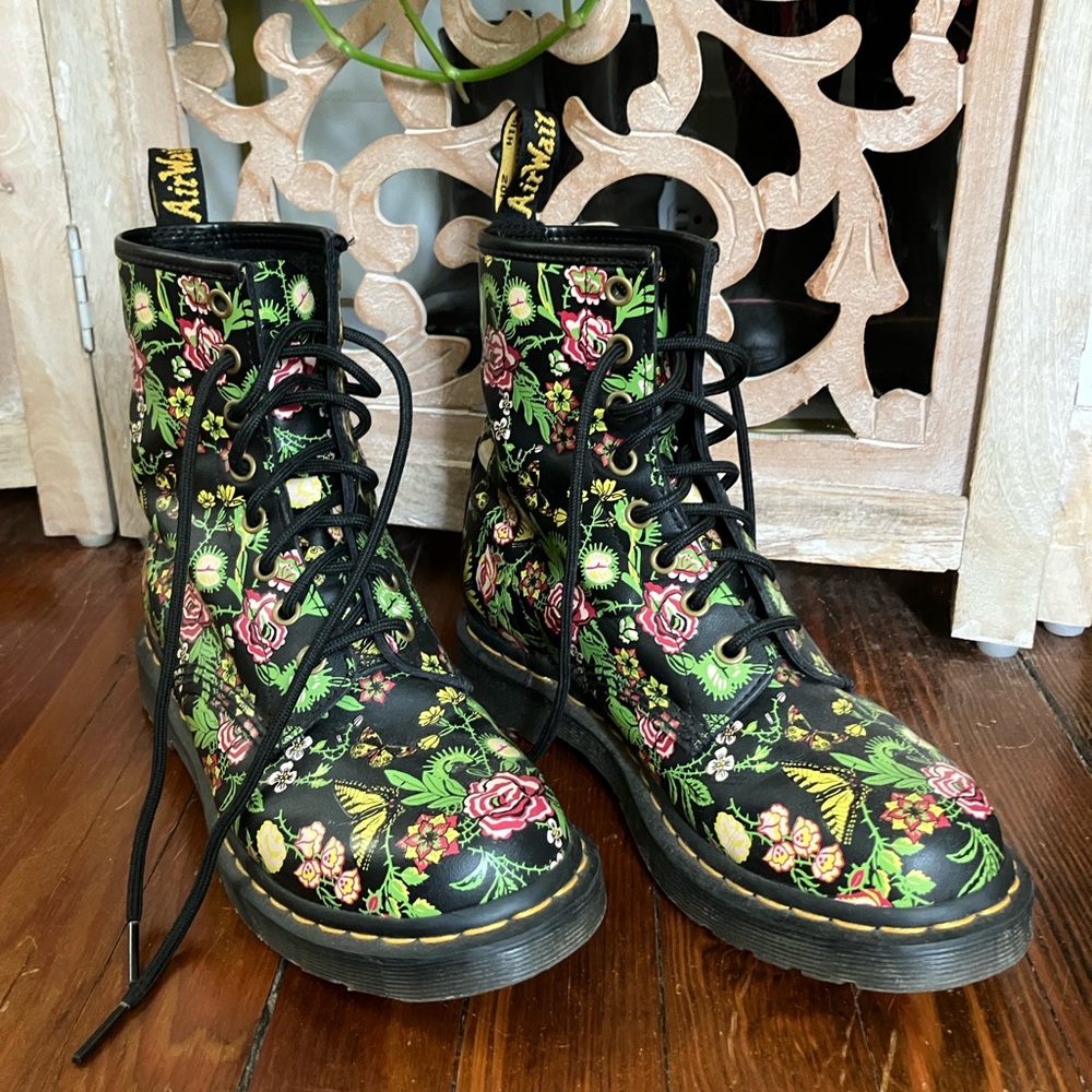 Dr. Doc Martens Black Floral Combat Boots Women’s 7